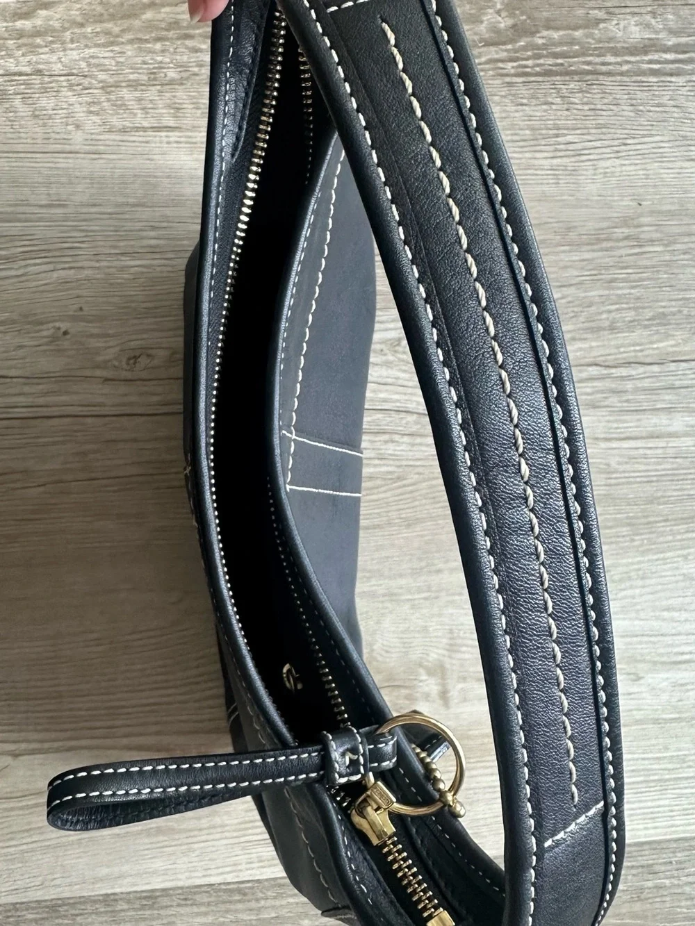 Vintage Y2K Coach Black Leather Shoulder Bag with Contrast Stitching